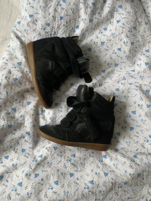 Isabel marant skor  - Isabel marant skor, nypris ca 5000kr. Säljer billigt eftersom sulan innuti behöver bytas. Storlek 37. Såld när det står såld. Många intresserade så går inte att paxa🫶🏼 