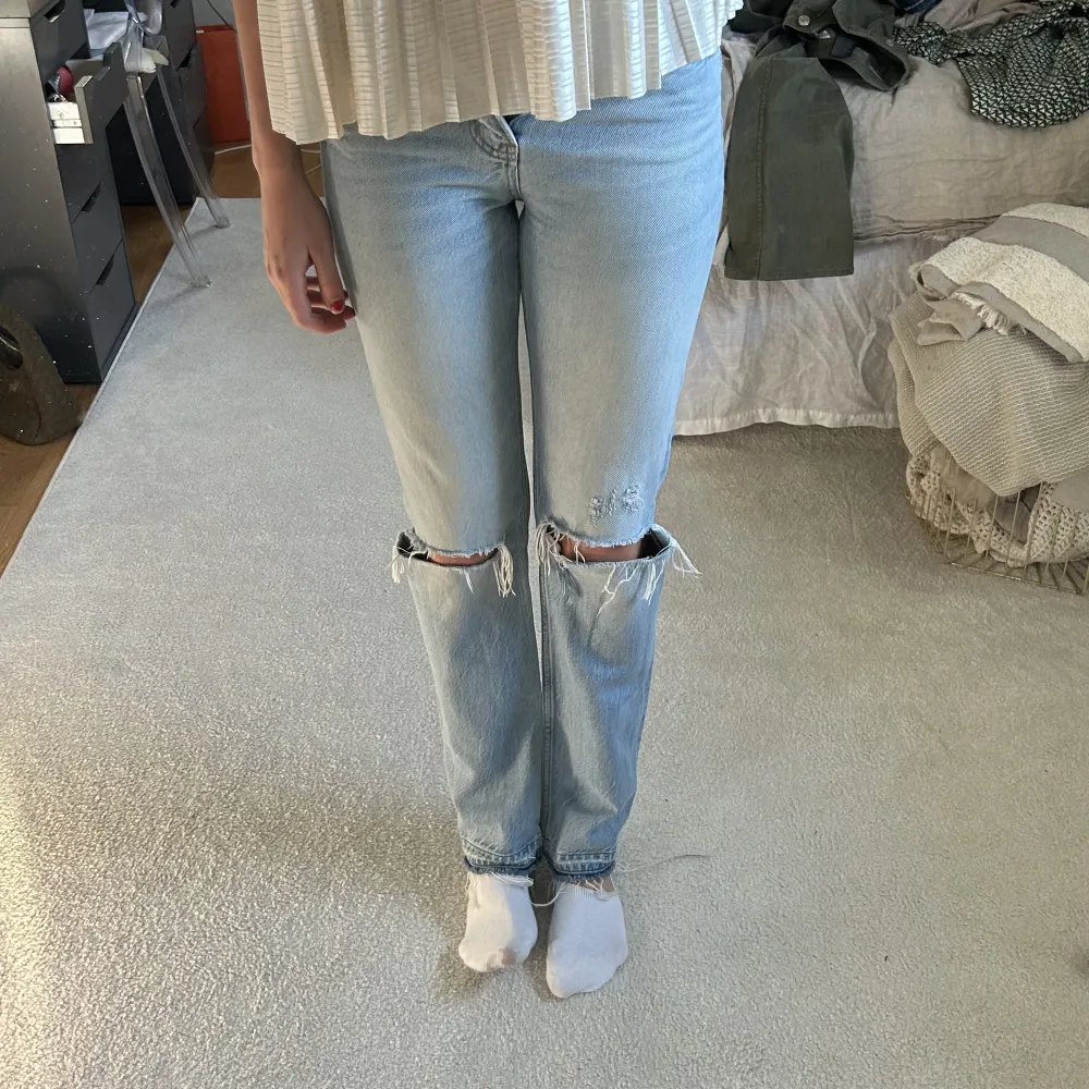 Skitcoola jean från zara med slutningar och hål! Supersnygg ljusblå tvätt och medelhög midja💖💖 lite korta på mig som är 175 lång!. Jeans & Byxor.