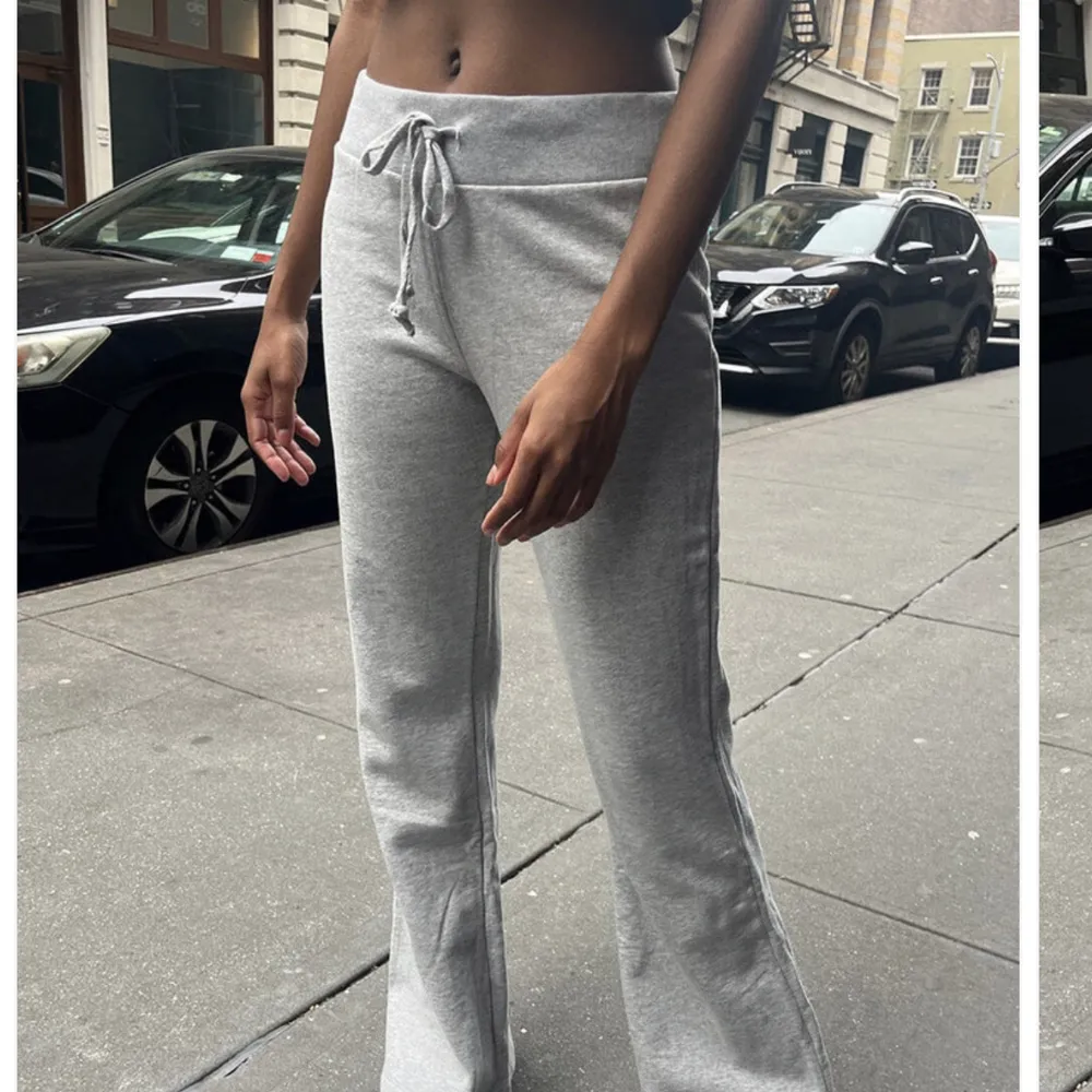 Säljer dessa supersköna gråa mjukisbyxorna 💓från brandy Melville  . Jeans & Byxor.