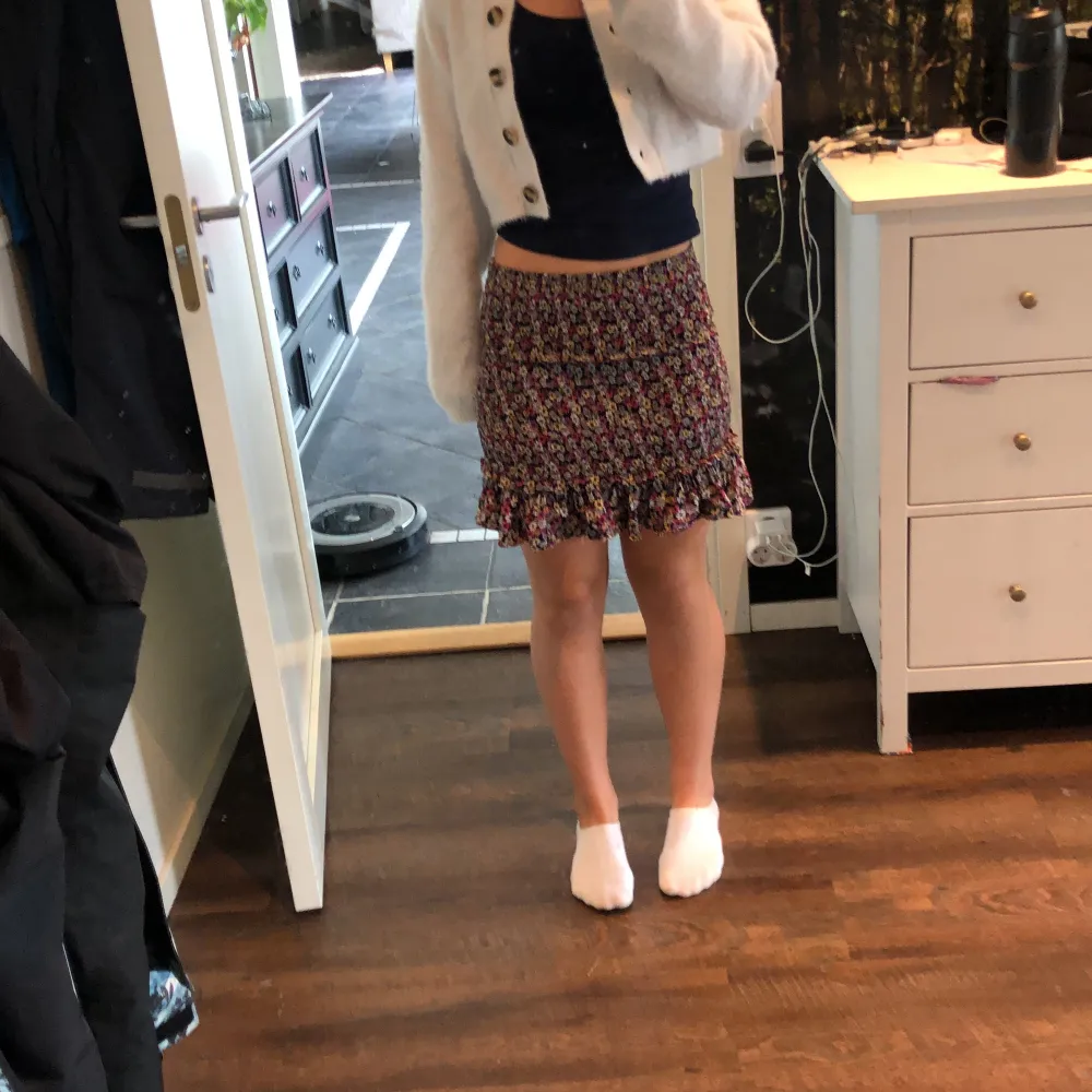 En super fin zara kjol som är blommig kjol som jag har använt men har inte några märken eller hål i sig. Passar perfekt till sommaren!. Kjolar.
