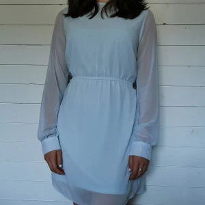 Klänning - Ljusblå klänning från NA-KD. Använd endast 2 ggr. Fint skick. Modellen är 160 och har strl 34/36. 