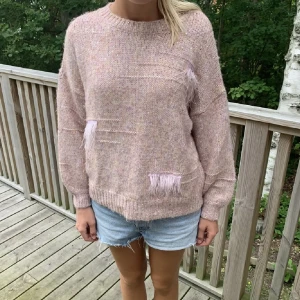 Stickad tröja - Så himla fin tröja i väldigt fint skick.  Märket heter LEMAILLE, nypris ligger runt 1000💓💓