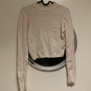 Långärmad topp - Stradivarius - Långärmad topp, krämfärgad & perfekt till vinter/höst/sensommar