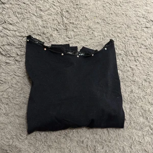 Konståkningtröja från Karisma  - Svart karisma magtröja i mycket bra skick, använd fåtal gånger. 