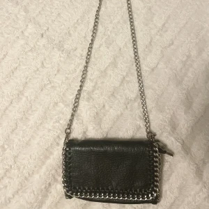 Väska - Fin liten väska med silverkedja, kedjan har gått av (går att lösa så de ser fint ut) och har tappat lite färg vid spännena (bild 3) därav priset💗