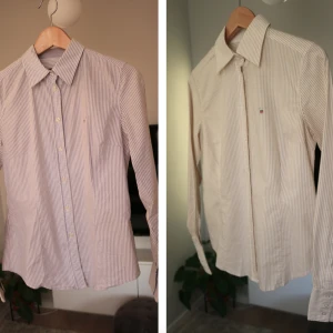 Gant skjorta / Gant Skjortor, 36 S, 89kr för båda! - 89kr för båda! Två superfina Gant skjortor, mycket sparsamt använda, samma modell men med beige och lila ränder (se bilder)  Passar storlek S / 36. Något stretchiga i tyget och slim-fit i modellen.