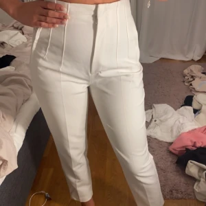 Vita kostymbyxor zara - Vita högmidjade kostymbyxor från zara. Storlek S. Använda få gånger, inga synliga defekter. 