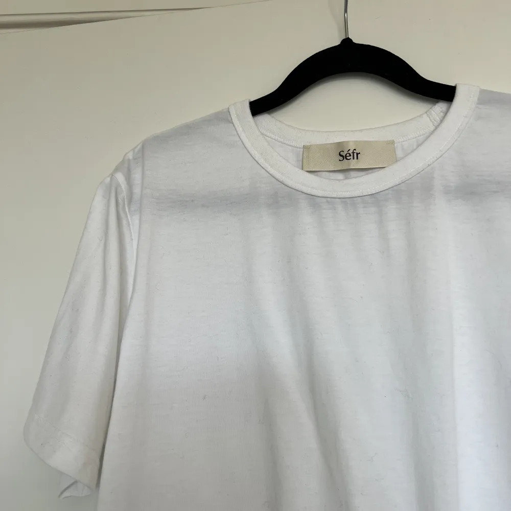 En vit t-shirt ifrån märket Sefr. Storlek XS och i okej skick. Normal i passformen . T-shirts.