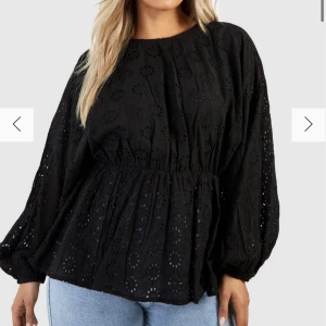 Tröja/blus  - Jättefin topp som jag köpte på Boohoo men tyvärr var den lite för stor för mig, brukar ha 38/40 i tröjor men tyckte den såg bra ut på modellen så testade, kostar att returnera så tänker att jag säljer den här, borde passa 42/44/46, köpte den för 225