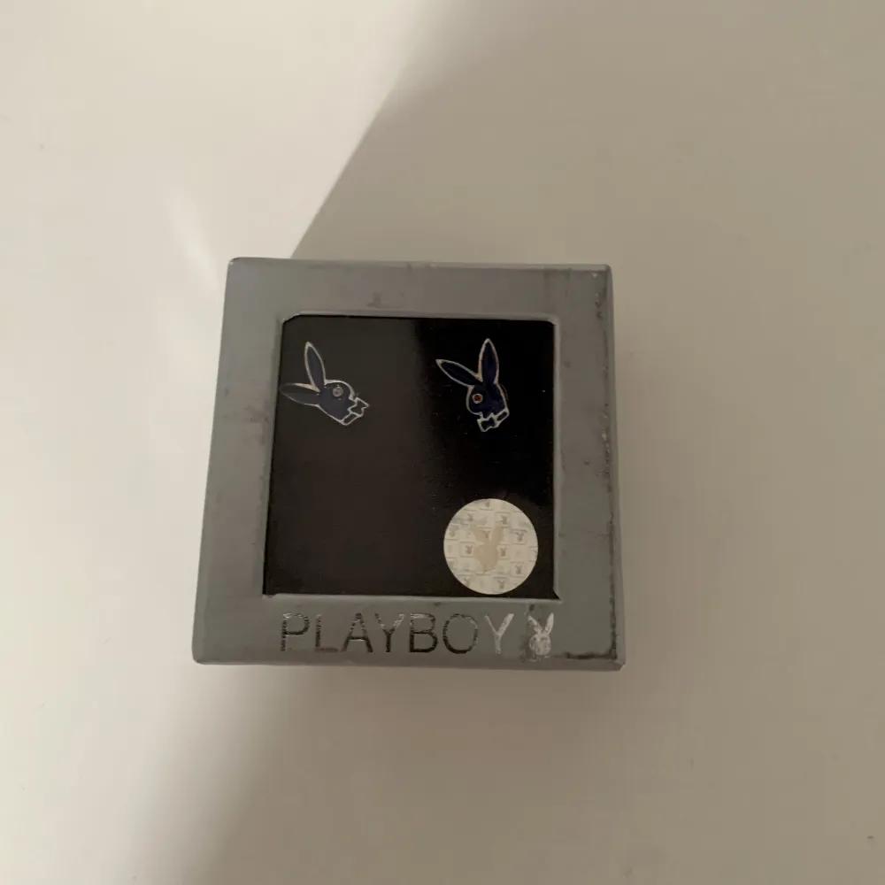 Här är fina örhängen från Playboy, inte använda!😍. Asusteet.