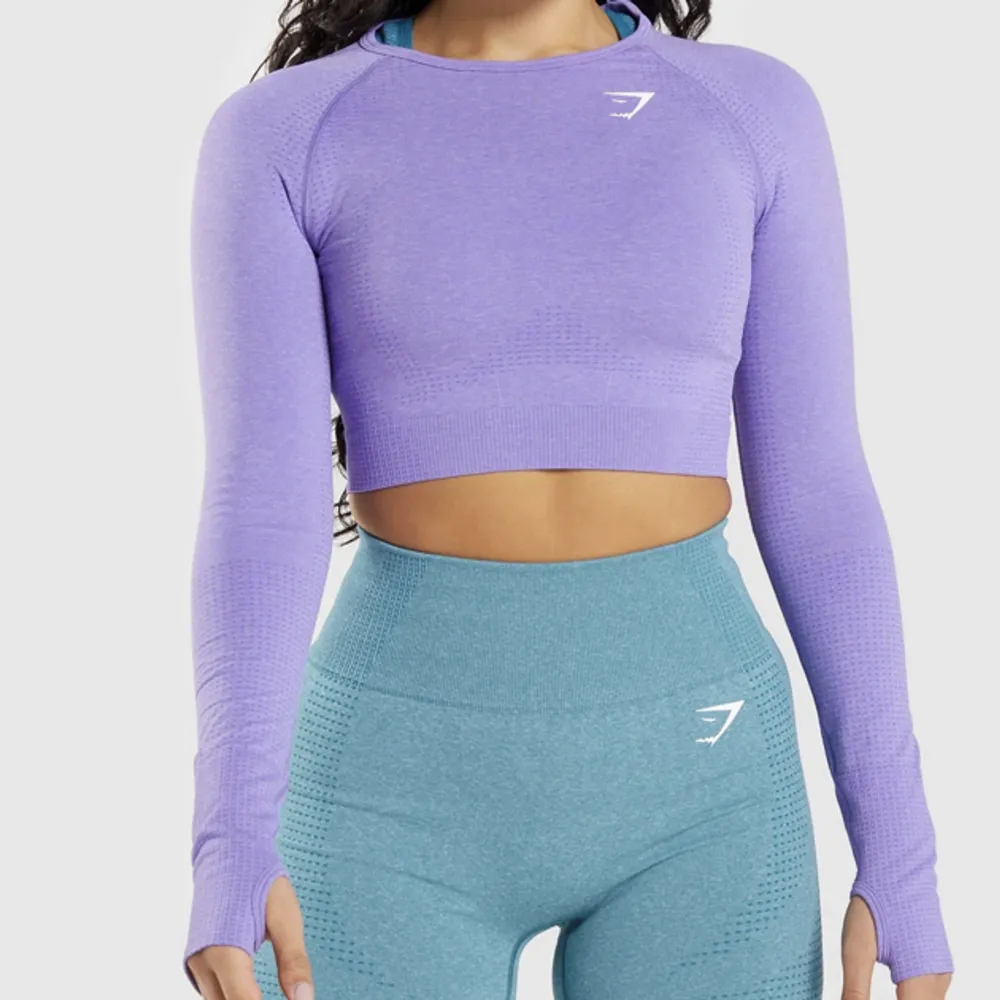 Långärmad croptop från Gymshark, deras ”vital seamless” i bright purple marl. Helt slutsåld hos gymshark!! Fantastiskt skick, endast använd 1 gång 💜💜 Lapp i nacken är bortklippt.. Toppar.