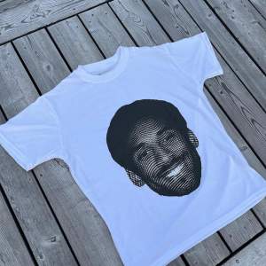 Kobe Bryant t-shirt tillgängliga i storlek S|M|L. Vårt t-shirt är tillverkat av 100% bomullsmaterial. Betalning sker via antigen Swish eller genom att enkelt lägga en beställning direkt på våran hemsida. 2crazy.shop (Klarna ingår)