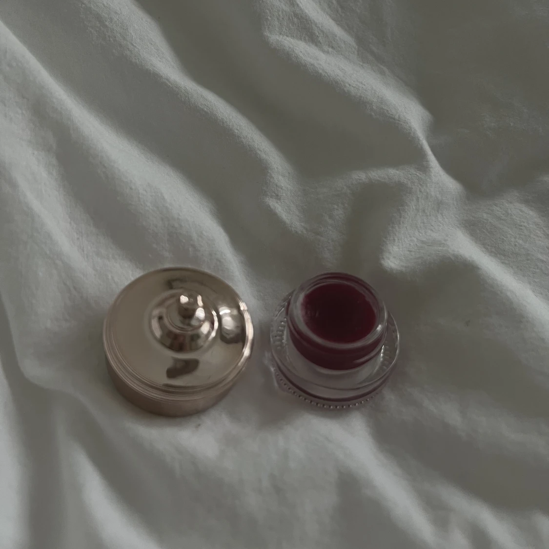 Första bilden - två puder ögonskuggor Andra bilden-läppglans Tredje bilden - contour stick/penna - 90