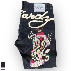 Ed Hardy spellout baggy jeans - feta svarta spellout ed hardy jeans! den e baggy me sjuk passform. ÄKTA💜innerben, 80cm  💜ytterben, 107cm 💜midja rakt över, 50cm💜benöppning, 22cm💜LOT, 2011💜