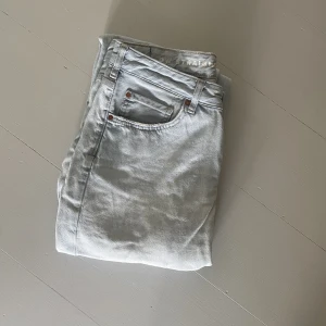Low straight jeans - Använda men använda sparsamt. Inte använda på länge då de är för stora💕köpta på bikbok för 700kr. Bra skick.
