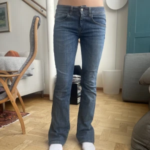 Lågmidjade jeans  - Så fina lågmidjade jeans. Lite slitna vid hälen längst ner. Från fornarina. Står storlek 30 men passar mig som har s/36