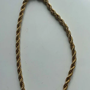 Guld cordell halsband - Guld cordell halsband i rostfri stål. Har endast använts ett par gånger och är som ny.