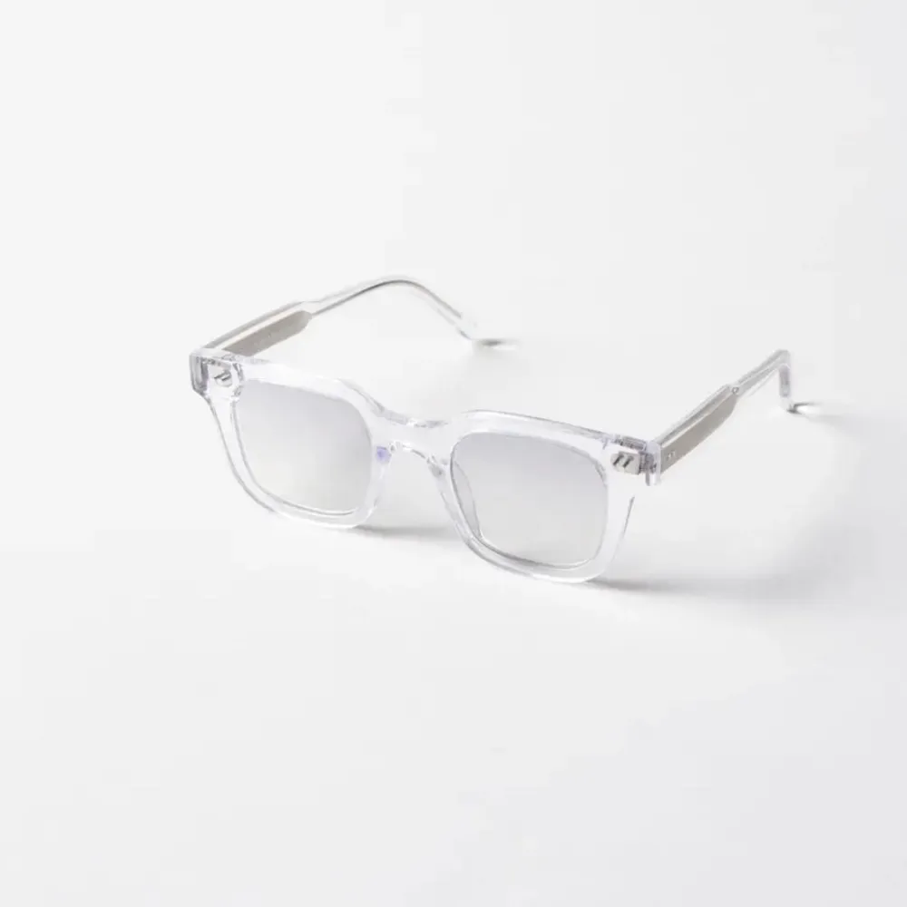 Säljer nu mina fina solglasögon från chili i färgen clear modell 04. Solglasögonen är i nyskick och inga tydliga repor.  Frakt tillkommer på 54. Accessoarer.