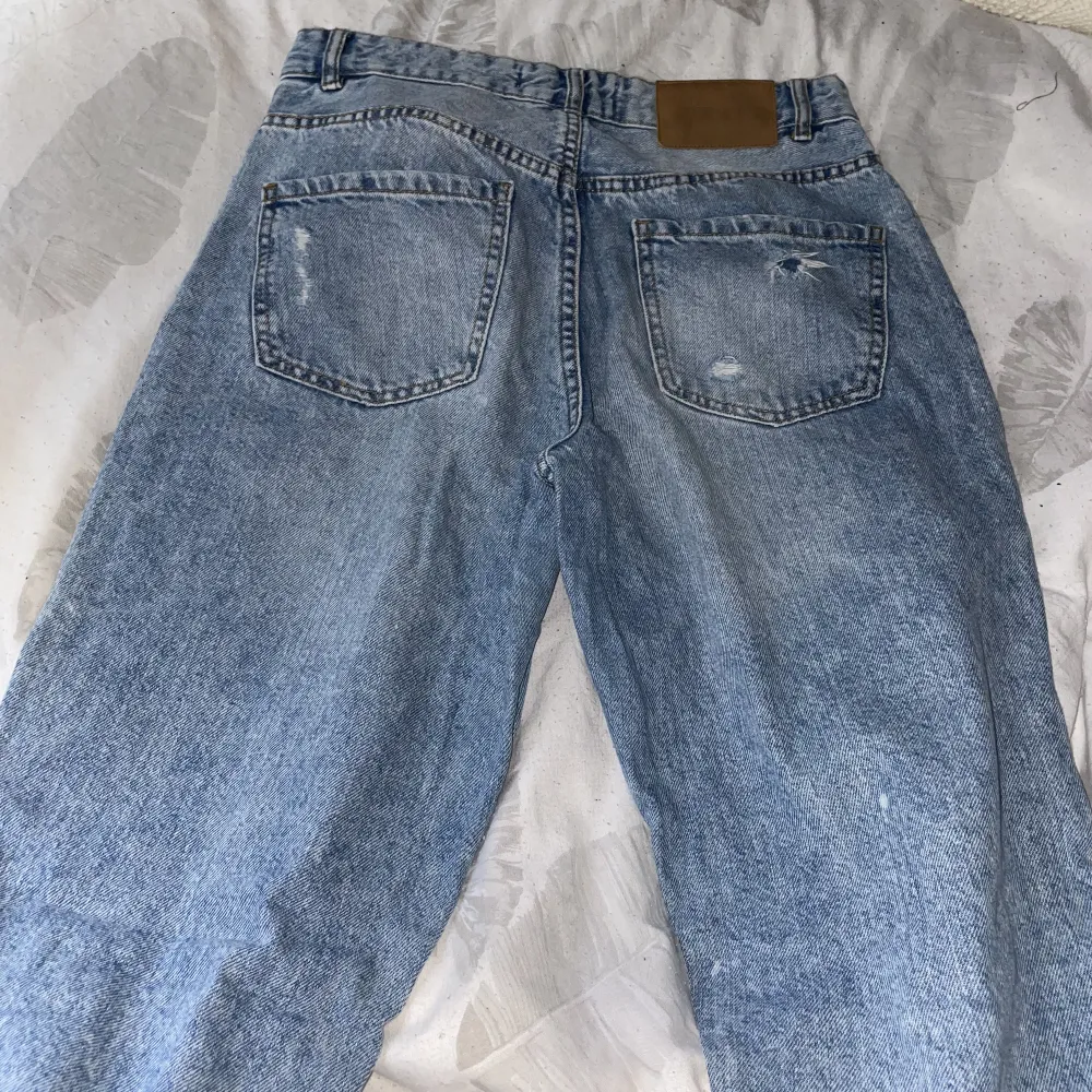 Skitsnygg passform, mom jeans i storlek M men passar även S. Säljes då dem är för små på mig nu.. Jeans & Byxor.