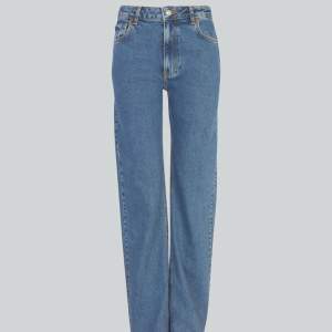 Blåa jeans från Bikbok storlek 26💕säljer för att de är lite för stora för mig❣️fint skick! Straight leg och low waist😊
