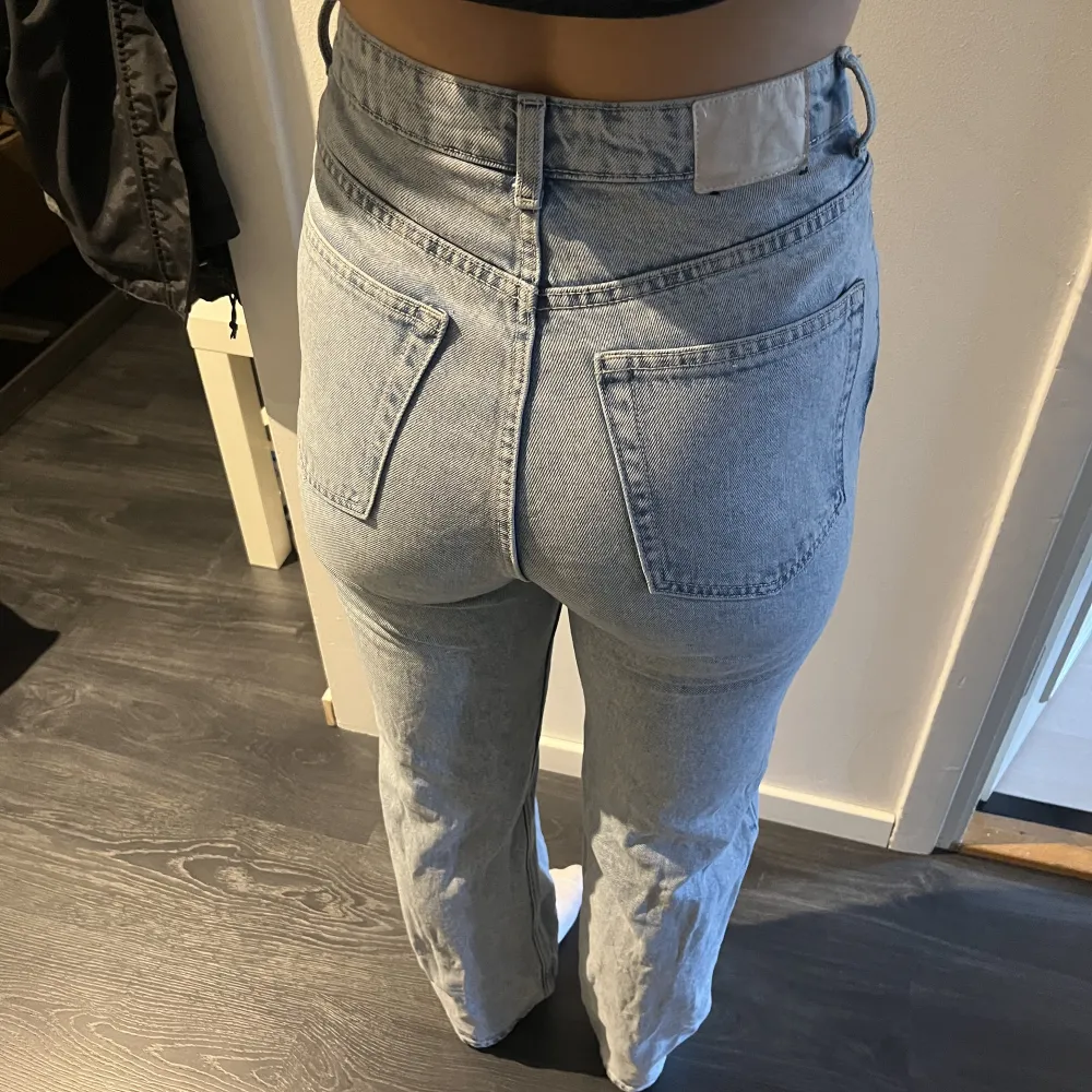 Jättefina jeans ifrån Weekday i mycket bra skick💗 de är i modellen rowe 🫶. Jeans & Byxor.