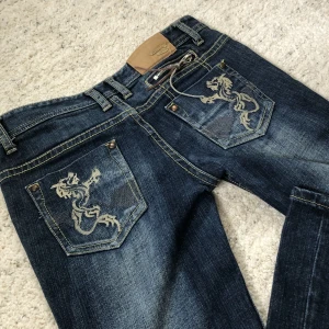 Low-waist Dieseljeans - Jättesnygga dieseljeans som är low-waist + har brodyr på bakfickorna. Köpte på annan sida, men passar mig inte så säljer vidare ❤️ Vid snabb affär kan pris diskuteras
