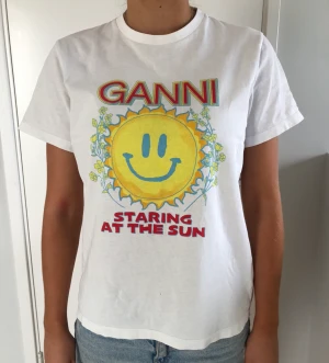 Ganni T-shirt  - Jättefin T-shirt från ganni!🥰har ett litet hål men ingenting man tänker på!