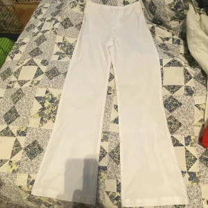 Vita kostymbyxor  - Vita kostymbyxor som inte köngre används💕