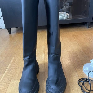 Boots från Zara - Populära boots från zara. Använda en gång och väldigt varsamt. 250kr exklusive frakt, kan tänka mig gå ner i pris vid snabb affär 