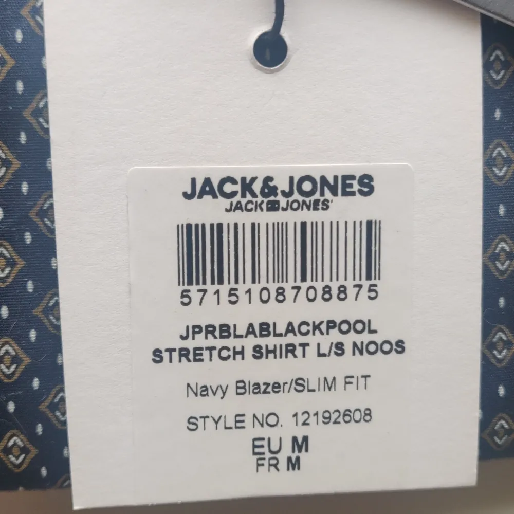 Säljer en helt ny (Obruten förpackning) dressad skjorta från Jack & Jones då den ej passar mig längre (såg mått på hemsidan).  Nypris 500 kr - mitt pris 149 kr.  Hör av dig om du har frågor och kolla mina andra annonser! . Skjortor.