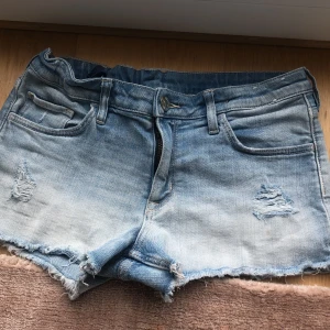 Shorts 😍 - Hej! Jag säljer detta jätte fina shorts i bra skick. Ny pris var runt 250kr och mitt pris är 130kr i storlek 152 alltså 11-12år😻 hoppas ni vill köpa 