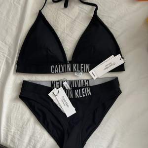 Helt oanvänd bikini från Calvin Klein med alla prislappar kvar. Topp storlek XL men väldigt liten och enkel att justera, trosa i XS. Nypris 1000kr