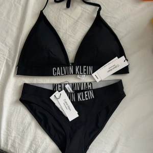 Calvin Klein bikini - Helt oanvänd bikini från Calvin Klein med alla prislappar kvar. Topp storlek XL men väldigt liten och enkel att justera, trosa i XS. Nypris 1000kr