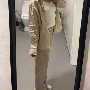 Kostymbyxor  - Jätte fina beiga kostymbyxor från bikbok. Älskar passformen och sitter perfekt på mig som är 168 lång, säljer pga att de ej kommit till användning. 