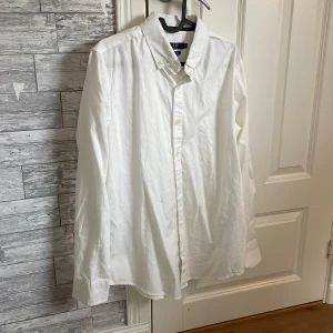 Vit skjorta  - Vit skjorta strl S Från gekås, aldrig använd💞