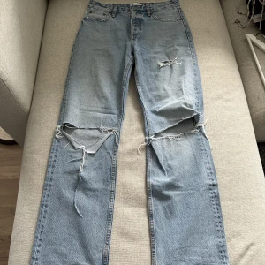 Blå jeans med hål - Blå jeans från zara. Låg- medelhög midja, straight leg. Hade vikt byxorna lite dåligt som man ser på 2a bilden☺️men förutom de är de i ett bra skick!