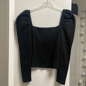  Svart tröja - standard storlek - Svart tröja från Nelly i standard storlek, den är elastisk och passar alla mellan storlek S-L. Dem prinsessformiga axlarna passar perfekt om man vill vara lite extra fin☺️✨ helt ny, oanvänd