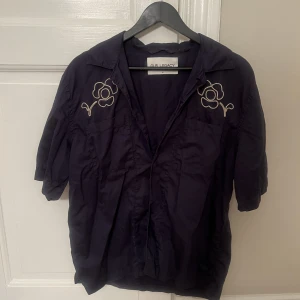 Our Legacy skjorta - Skjorta från Our Legacy. Storlek 48.