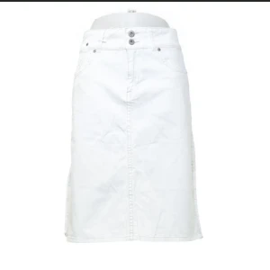 lågmidjad vitkjol - säljer denna fina lågmidjade kjol som inte kommer till användning 🌸