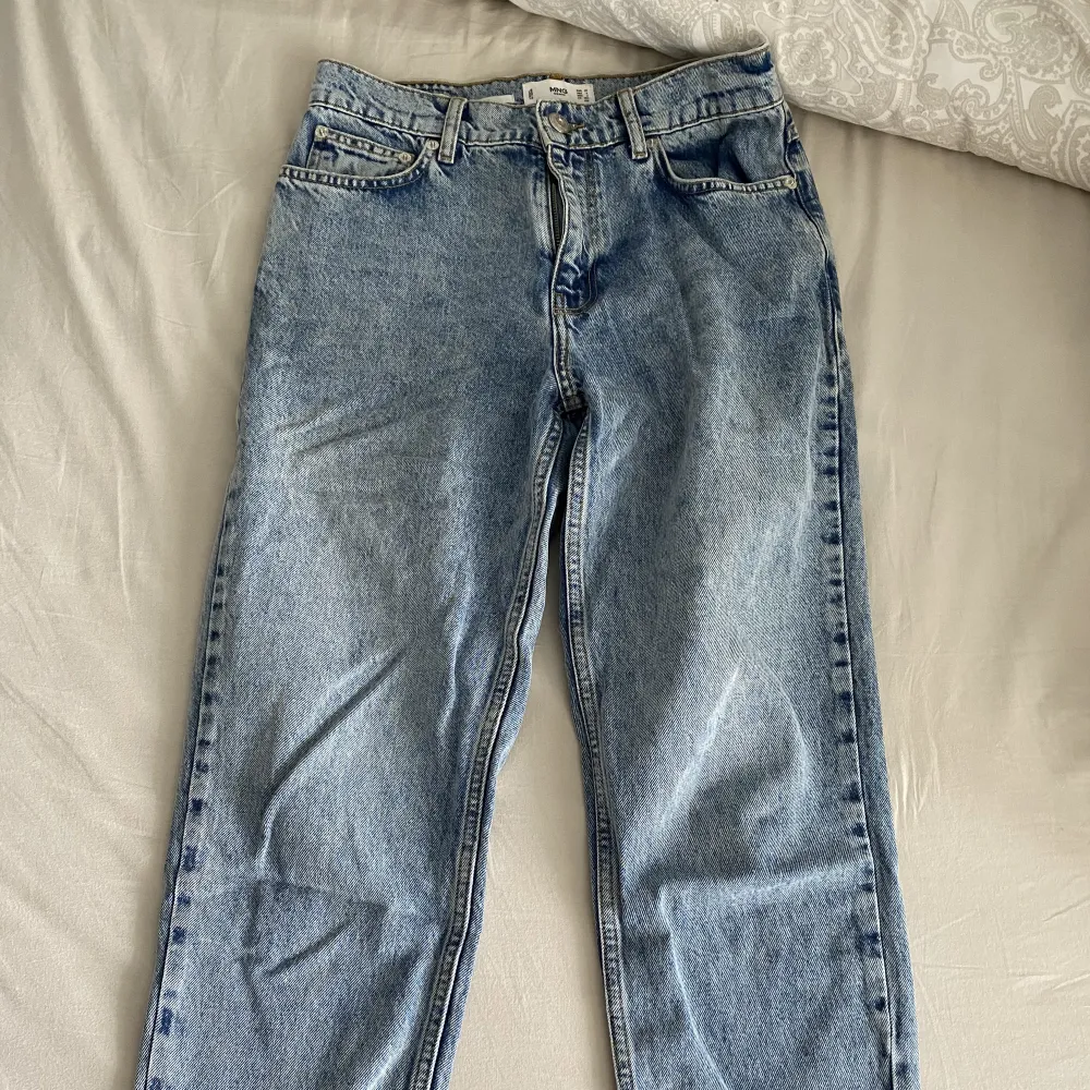 Fina mom jeans från Mango strl 36. Ordinarie pris 399kr. Jeans & Byxor.