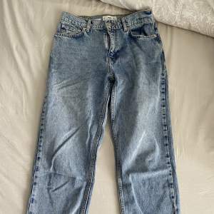 Fina mom jeans från Mango strl 36. Ordinarie pris 399kr
