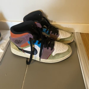 Air Jordan 1 - Air Jordan 1, inte använts på några år, rätt så slitna men går säkert att rädda med tvätt osv.