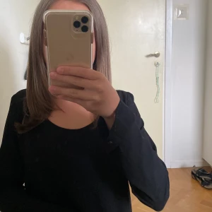 Söt tröja  - Superfin svart basic urringad tröja i blusmaterial, lappen är borta så därför vet jag ej storlek men passar mig som vanligtvis brukar ha Xs/S💕💕