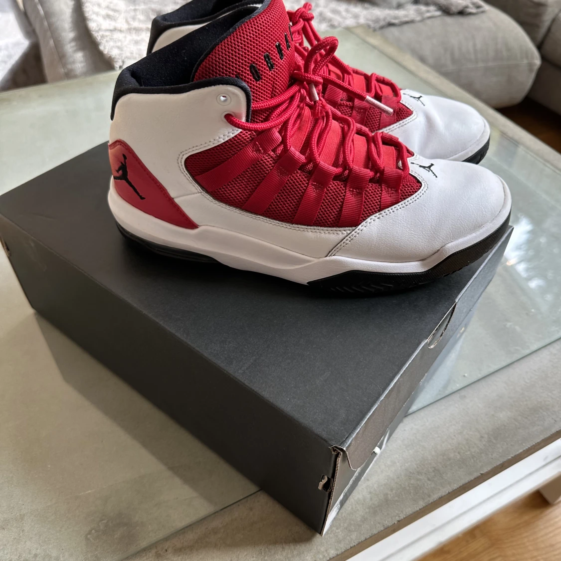Jordan MaAx aura White Gym Red