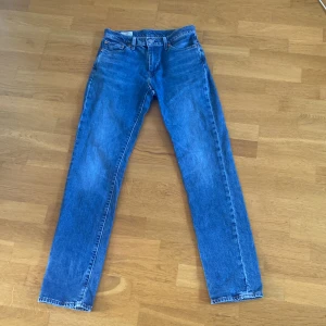 Blåa Levis 511 jeans  - Säljer nu mina blåa Levis 511 då de ej passar längre. Storlek 30/32, skick 9/10 en defekt är att mina initialer står på lappen inuti jeans, köpta förra året och används fåtal gånger.
