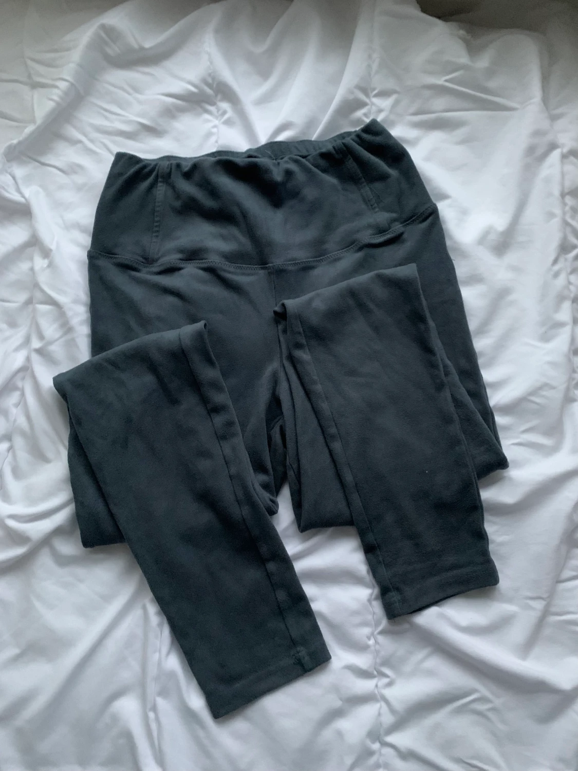 gråa thigts av mock-material  - 90