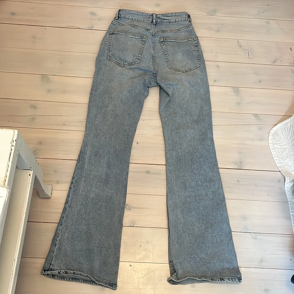 Ett par högmidjade ljusblåa jeans från Hm, har inga defekter och säljs  pga att de är för stora för mig💕. Jeans & Byxor.
