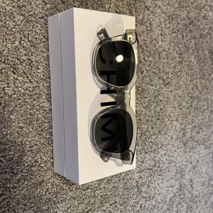 CHIMI Eywere Solglasögon 02 Grey  - Säljer mina Chimis 02 har knappt använt dem, dem är köpta på NK i Stockholm kvitto och allt finns.  Skick 9/10 nästan helt nya 