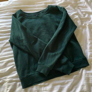 Grön sweatshirt  - Tröja från Veromoda i storlek XS. Lite nopprig men går nog bort med noppringsmaskin. 