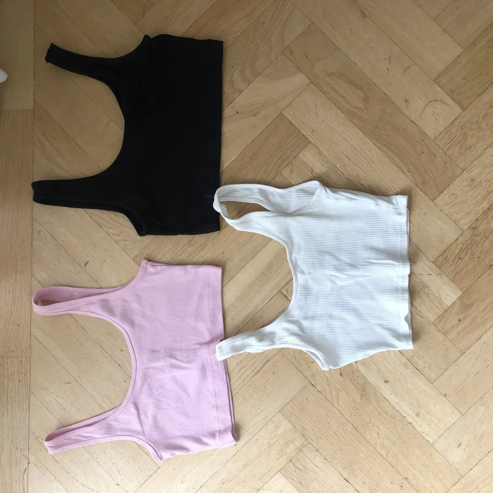Tre linnen, rosa från hm i storlek s, svart från hm i storlek s och vit från Gina tricot i storlek xs! Pris kan diskuteras . Toppar.
